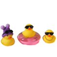 thumbnail image 1 of 3 piezas de decoración de pato de coche de goma amarilla pequeña con sombreros de cadena de oro y gafas de sol de Donut para escritorio de oficina y dormitorio Feliz Sencillez, 1 of 2