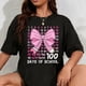 thumbnail image 1 of Camiseta de Algodón 100% para Mujer - Lazo Coquette Número 100, Día del Centésimo Día de Escuela, Colores Cómodos, Talla Adulto, Tela Pesada, 1 of 7