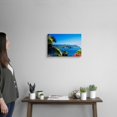thumbnail image 2 of Cuadro decorativo lienzo paisaje hawaiano montañas verdes mar azul palmeras flores rosadas cielo despejado, arte tropical paradisíaco, decoración panorámica para sala, dormitorio y baño, 2 of 7