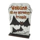 thumbnail image 1 of Letrero de madera con forma de lápida de amigos espeluznantes, decoración de mesa de Halloween, diseño de murciélago de dibujos animados, adorno para centro de mesa de fiesta, 1 of 4