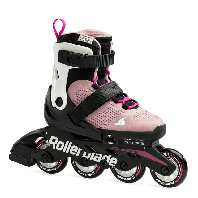 patines en línea 07221900t9311j-1 microblade rosa/blanco 11j-1 Rollerblade, vista 3/4 lateral de un patín con bota ventilada rosa, talonera blanca rígida, correa de velcro y hebilla superior; chasis negro con cuatro ruedas alineadas y freno trasero, logotipo Rollerblade en el marco. Suelen usarse para entrenamiento recreativo y desplazamientos urbanos cortos.