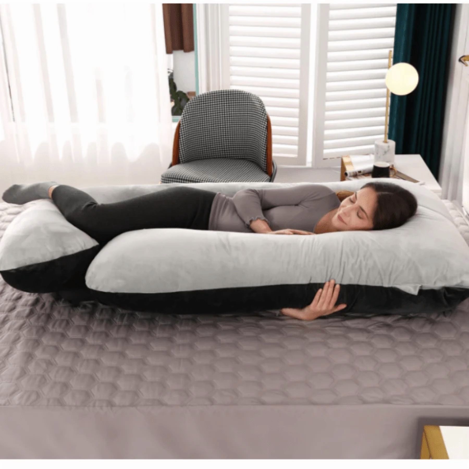 Best-selling U-shaped pregnant pillow - promotes side sleeping, supports the waist and abdomen. An essential item for pregnant women when sleeping.