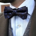 thumbnail image 2 of Conjunto de Corbatín Barry.Wang Floral Azul Marino y Negro en Seda, 2 of 7