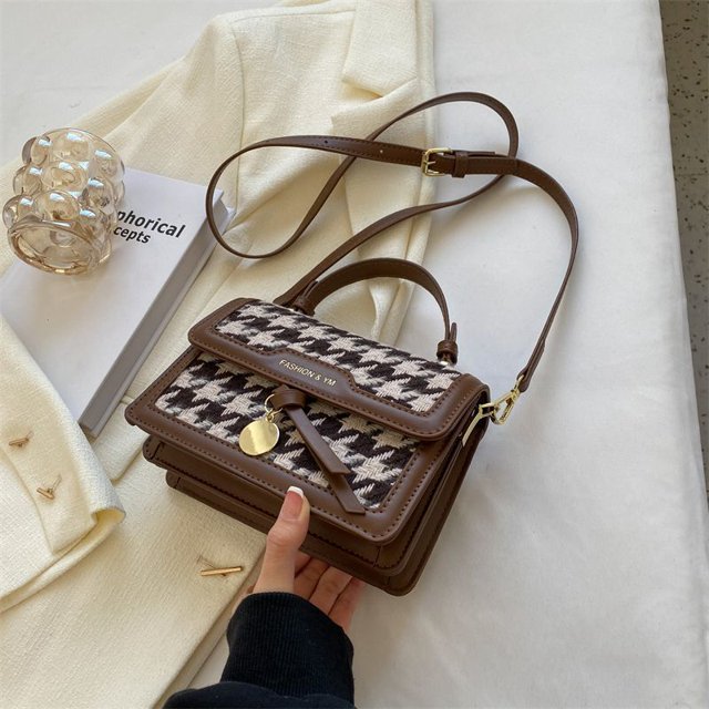 Bolso pequeño popular de este año Nuevo estilo coreano Estilo moderno Un hombro cruzado Versátil Gran capacidad