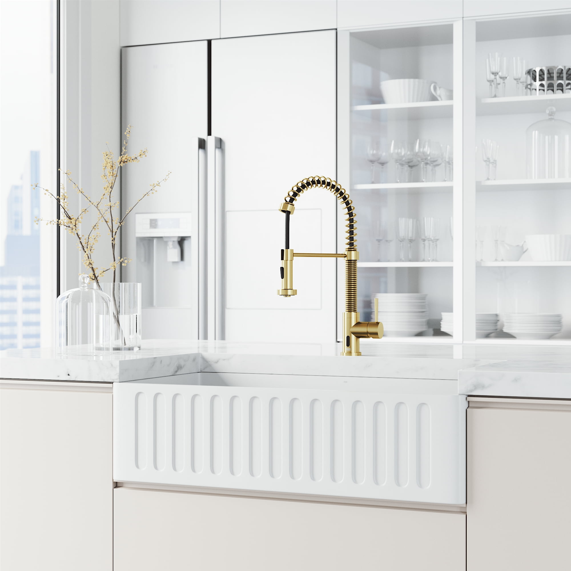 VIGO Edison Single Handle Pull-Down Sprayer Kitchen Faucet with Touchless Sensor in Matte Brushed Gold