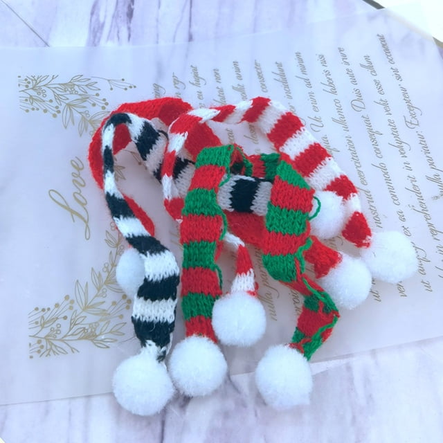 Hesroicy 2 piezas de mini bufandas navideñas con elementos navideños, pequeñas bufandas decorativas realistas para casa de muñecas, pequeñas bufandas decorativas para micropaisaje