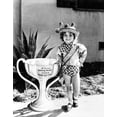 thumbnail image 1 of Shirley Temple Posée avec un Chapeau Mignon et un Trophée Surdimensionné Impression Photo (8 x 10), 1 of 1