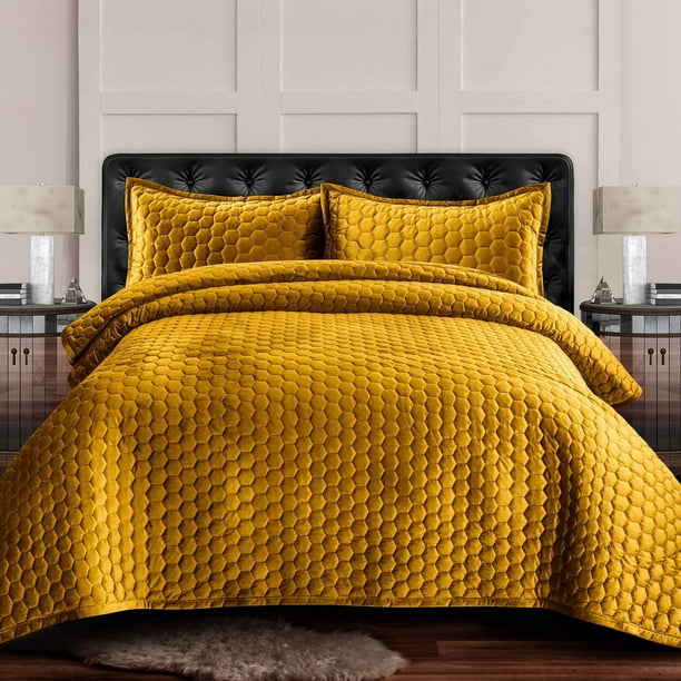 Juego de colcha Tribeca Living Velvet Queen con 2 fundas de almohada doradas