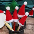 thumbnail image 4 of 50/1 piezas Mini gorro de Papá Noel de tela no tejida, tapas de piruletas, cubiertas para botellas de vino de Navidad, soporte para botellas de Navidad, decoraciones para mesas y cenas, 4 of 5