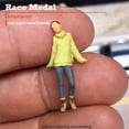 thumbnail image 4 of Figura de diorama a escala 1:64 en miniatura pequeña, modelo de chica de moda, diseño de tren de muñecas estilo 1, 4 of 7