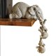 thumbnail image 1 of Figuras de elefantes sentados en el borde, madre elefante colgando 2 elefantes bebés, figuras coleccionables de resina (elefante de resina), 1 of 4
