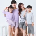 thumbnail image 3 of Una familia de cuatro padres e hijos usan ropa de hogar modal con aire acondicionado, pijama de pantalones cortos a cuadros de manga tres cuartos para niños medianos y grandes., 3 of 6