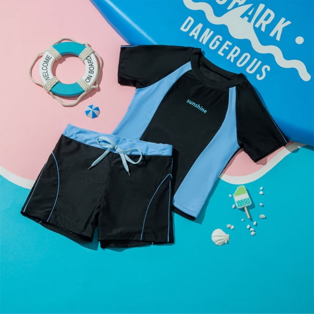 willbest trajes de baño niña natación conjunto de trajes de baño para niños trajes de baño cómodos para niños piscina playa actividades de verano cuello redondo cintura elástica traje de baño — Conjunto cenital de camiseta de manga corta y short azul cielo y negro; camiseta con cuello redondo bajo, paneles laterales azul cielo y pequeño texto "sunshine" en el pecho; short con cintura elástica y cordón a juego, tejido de poliéster liso y elástico visible. Dispuesto sobre fondo con accesorios de playa; suele utilizarse también para natación recreativa y días de piscina.