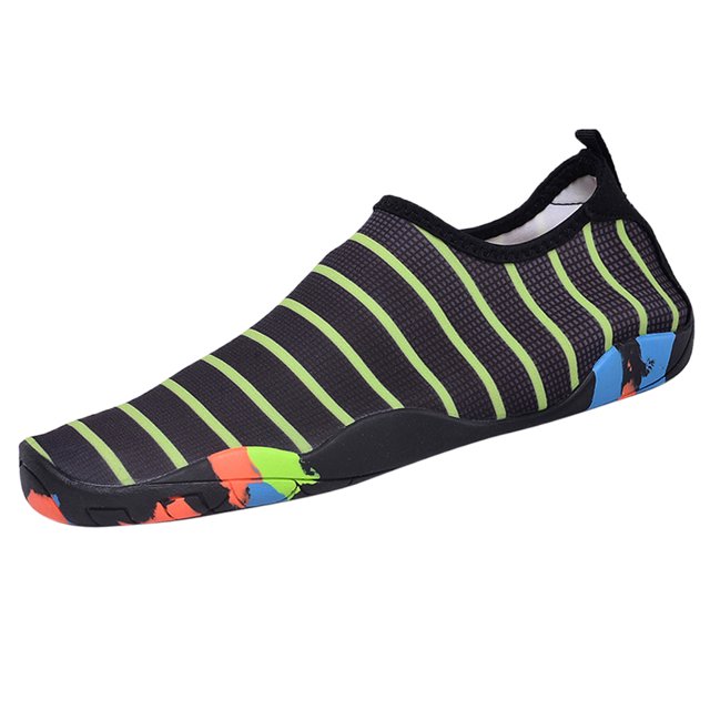 zapatos de agua con orificios de drenaje sunnimix verde negruzco, vista lateral 3/4 del par derecho; empeine elástico (92% poliéster, 8% spandex) con rayas verdes sobre fondo negro, suela de goma con diseño de camuflaje multicolor y siete orificios de drenaje por planta, cuello liso con trabilla trasera, apto para parque acuático, surf y paseos en bote; a menudo se usa también para ejercicios de equilibrio similares a caminar descalzo.