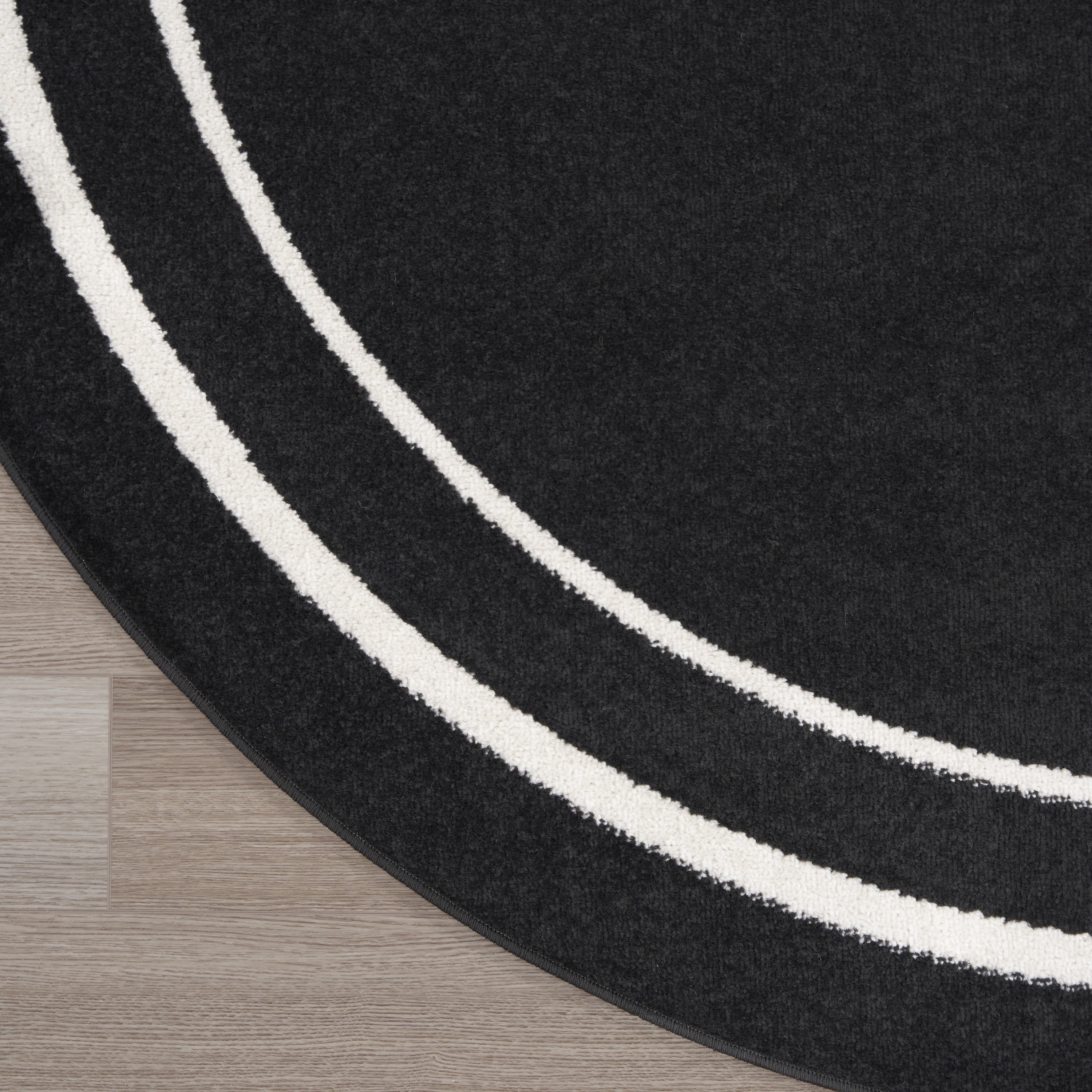 Nourison Essentials Indoor/Outdoor Black Ivory 8' x round Area Rug, (8 Round)