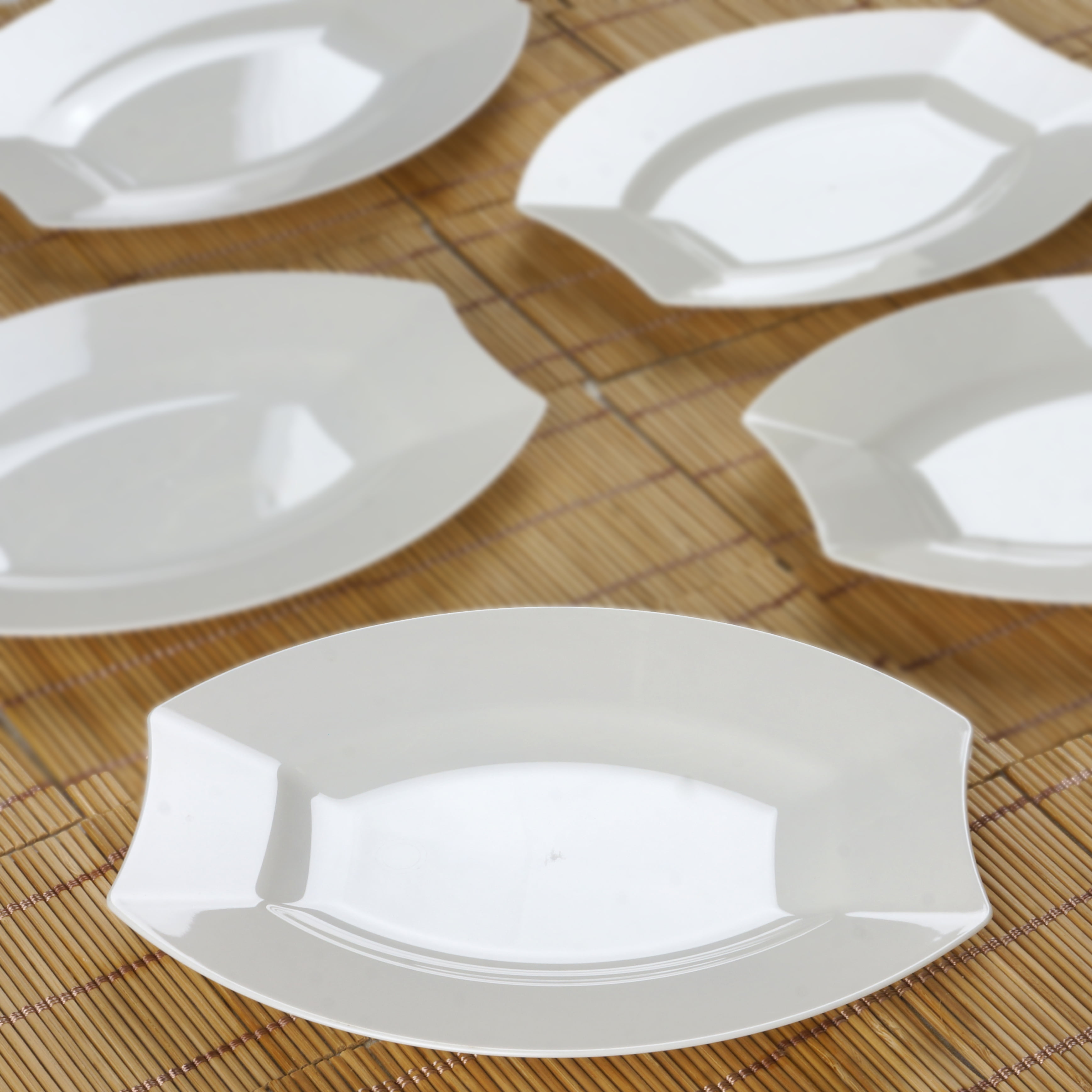 Efavormart 50 Pcs Crescent Oval Shaped Disposable Plastic Plate