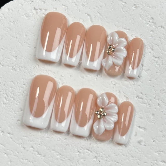 Punta francesa blanca OCOUYVD de Press on Nails con diseño floral 3D