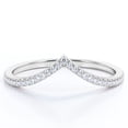 thumbnail image 1 of JeenMata Alianza de Boda en Forma de V de 0,25 Quilates con Forma Redonda y Pavé Festoneado - Baño de Oro Blanco de 18 K sobre Plata, 1 of 6