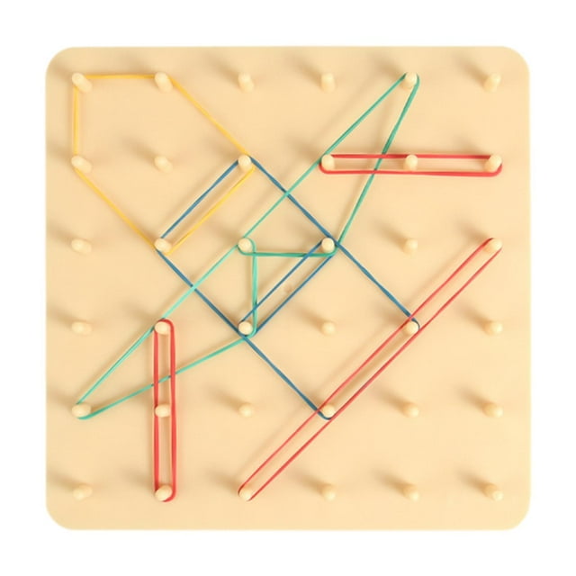tablero geoplano de madera de doble para desarrollar habilidades motoras finas con bandas elásticas, tablero cuadrado de 21 x 21 cm visto de frente con clavijas en rejilla y bandas multicolores formando triángulos, rectángulos y líneas; superficie lisa de madera y esquinas redondeadas, ideal para reconocimiento de formas geométricas en preescolar y apto como actividad portátil para practicar patrones.