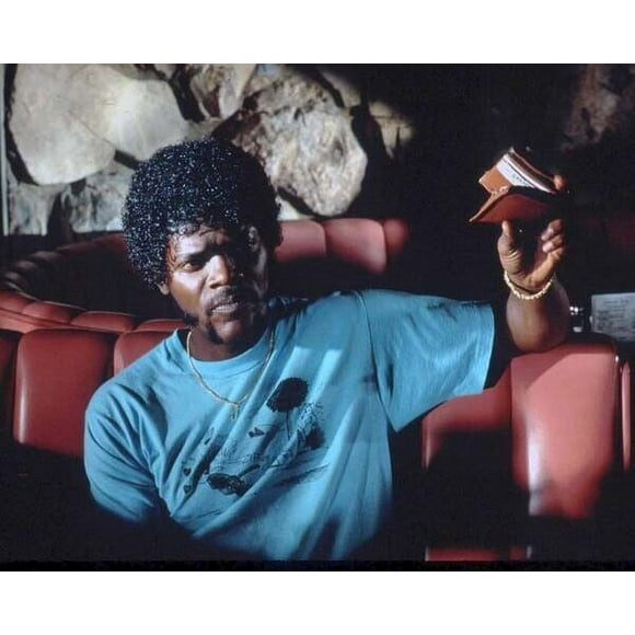 Samuel L. Jackson cool as ever as Jules holding wallet in diner 5x7 inch photo