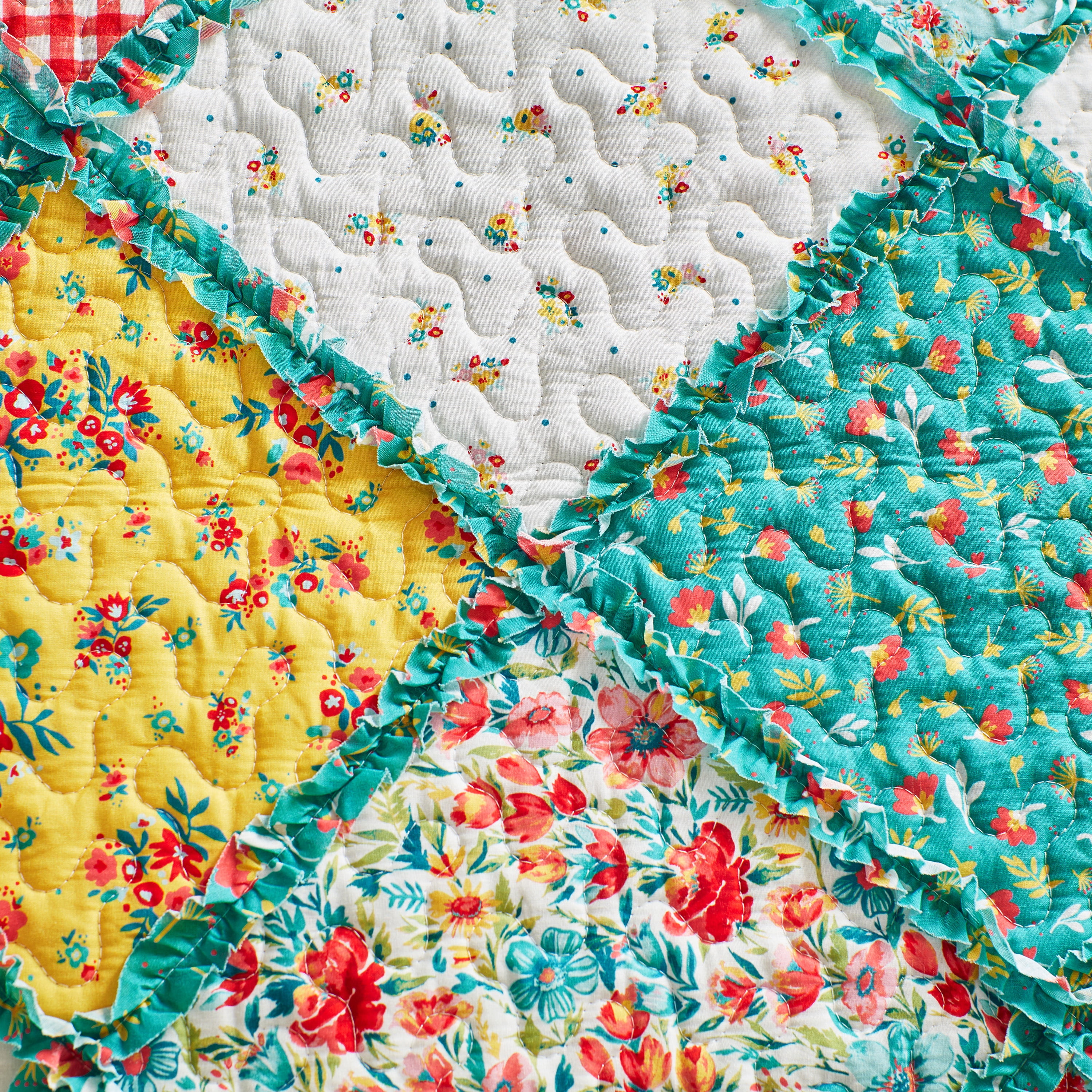 The Pioneer Woman Petal Party Cotton and Polyester Quilt, Full/Queen