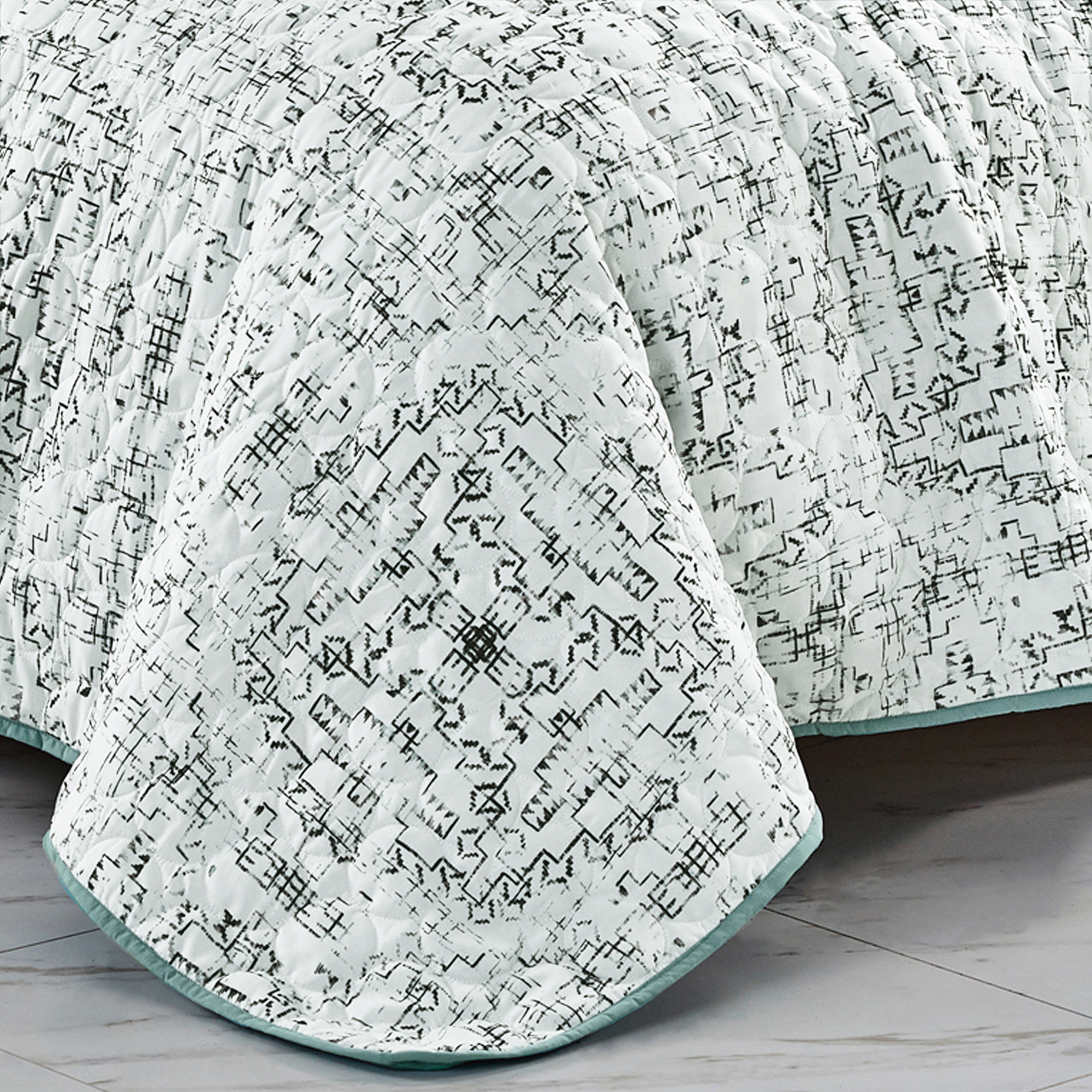 Evjk 3-Piece Decorative Lightweight Bedspread Set – Durable, Microfiber with Decorative Print, King
