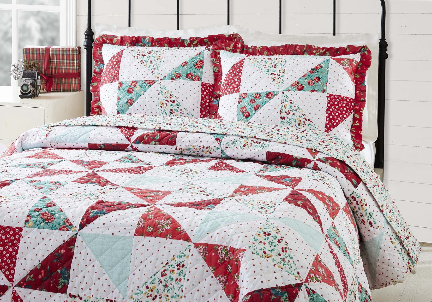 The Pioneer Woman Holiday Multi-Color Cotton Pinwheel 3-Piece King Quilt Set