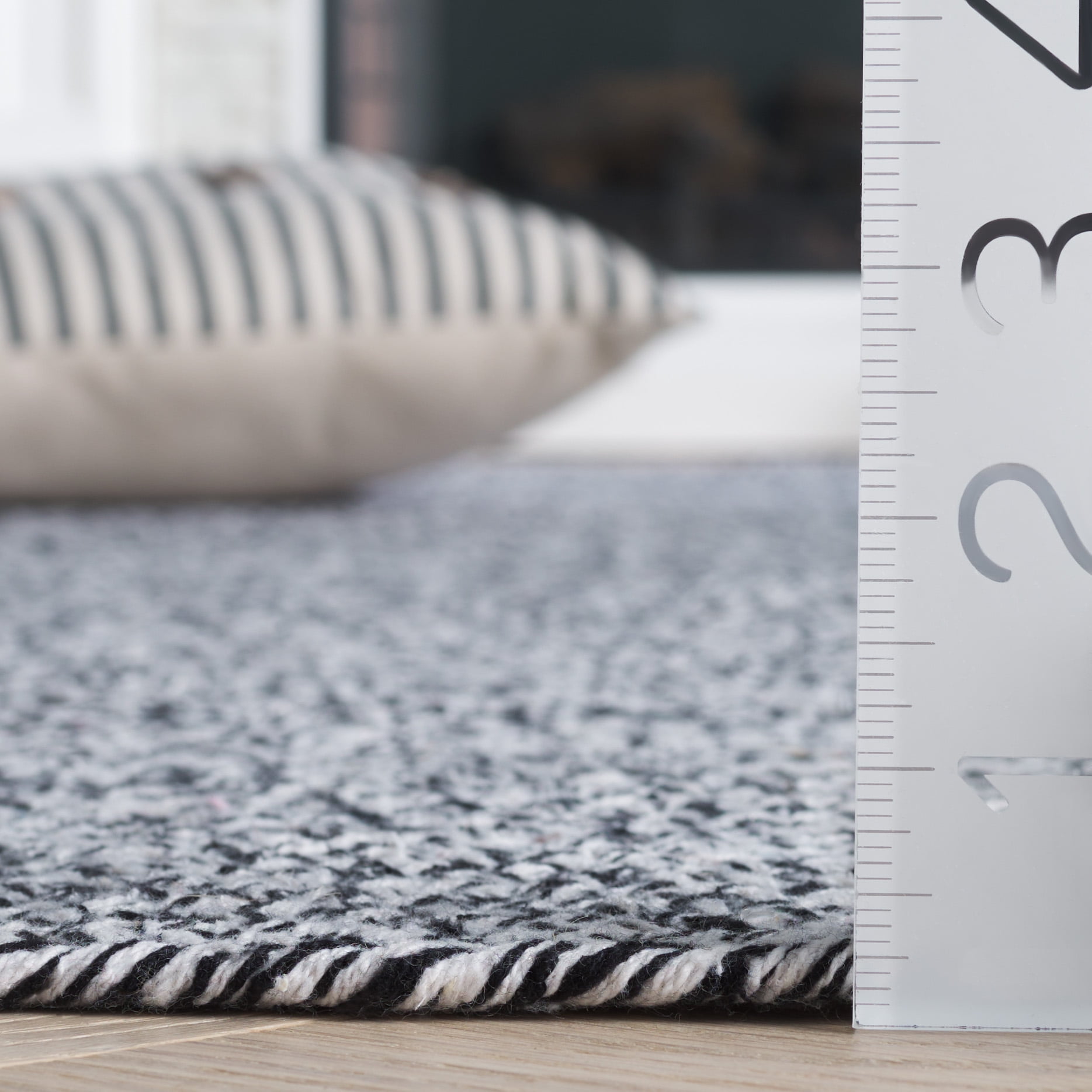 SAFAVIEH Braided Harmon Geometric Cotton Reversible Area Rug, Ivory/Black, 3' x 3' Round - Coastal Design, Ivory & Black, Cotton, Hand Woven Pattern, Ideal for Entryway, Kitchen, Living Room, Office