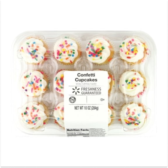 Mini cupcakes con frosting de crema y confetti de azúcar