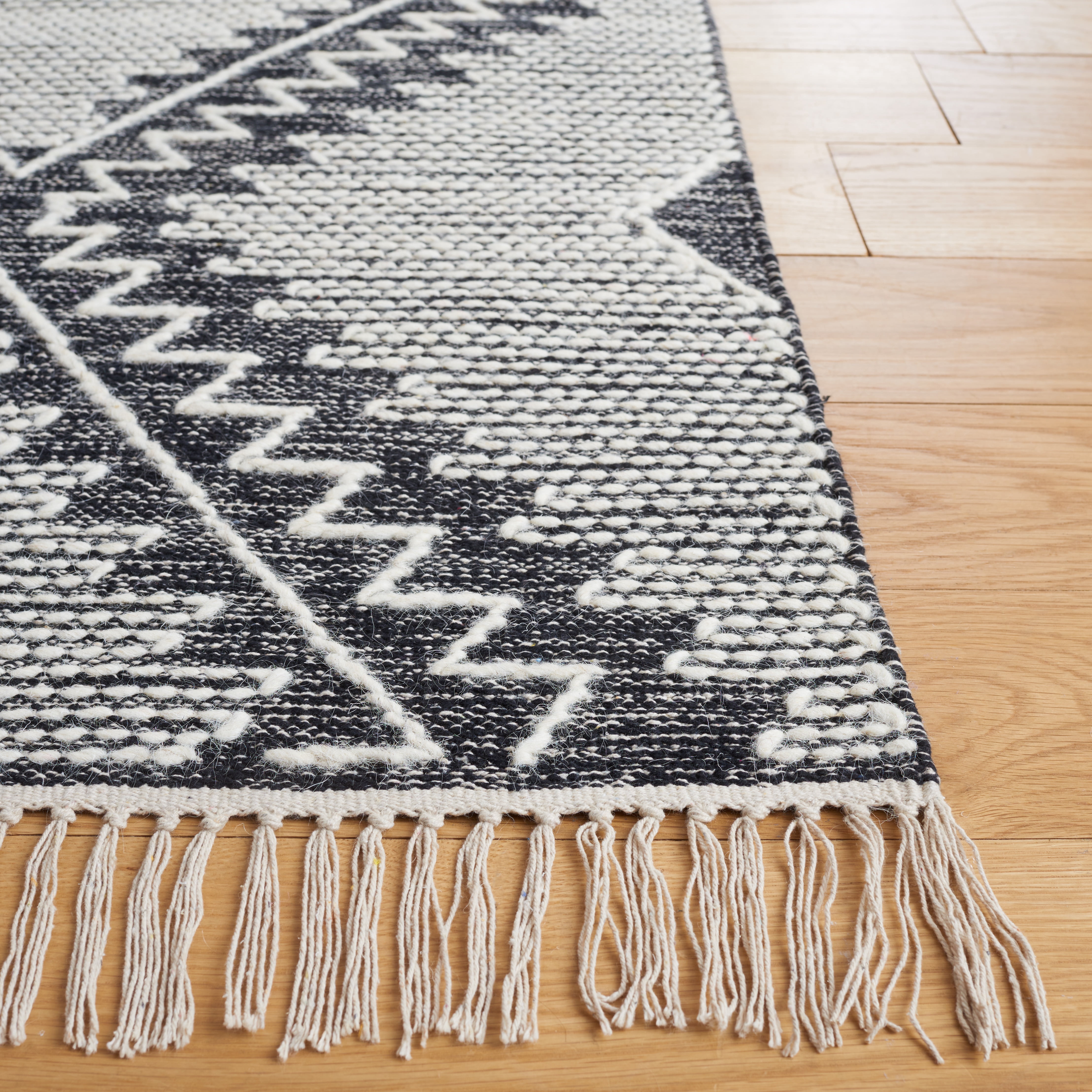 SAFAVIEH Kilim Randa Diamond Wool Area Rug, Ivory/Black, 5' x 8'