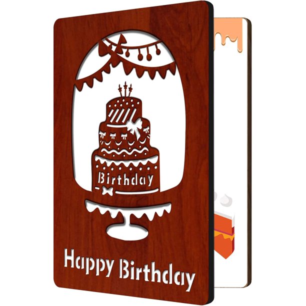 Tarjeta de felicitación de feliz cumpleaños en madera MDF con diseño de pastel de cumpleaños hueco y palabras. Tarjeta de regalo de cumpleaños escrita a mano en marrón rojizo con sobre.