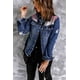 thumbnail image 4 of ABPHQTO Chaqueta vaquera con estampado gráfico navideño de retazos a cuadros blancos para mujer, 4 of 5