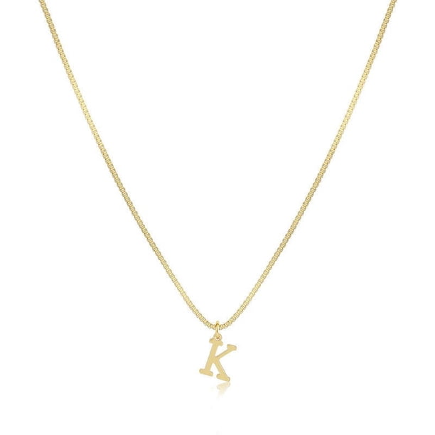 Añade un toque personal a tu look diario con este collar con inicial, una delicada gargantilla con colgante de letra para mujer, perfecta para combinar con otras prendas o para llevar sola con