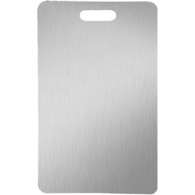 tablas de cortar de titanio, tabla de cortar de titanio para cocina, tablas de cortar de acero inoxidable 304 de grado alimenticio, tablas de cortar de acero para carne, frutas y verduras Tabla de cortar rectangular de acero inoxidable 304, vista frontal centrada con superficie cepillada y mango oval recortado; esquinas redondeadas, reversible para cortar carnes por un lado y frutas y verduras por el otro, apta también para amasar y enrollar masa, fácil de limpiar con agua, disponible en varios tamaños.