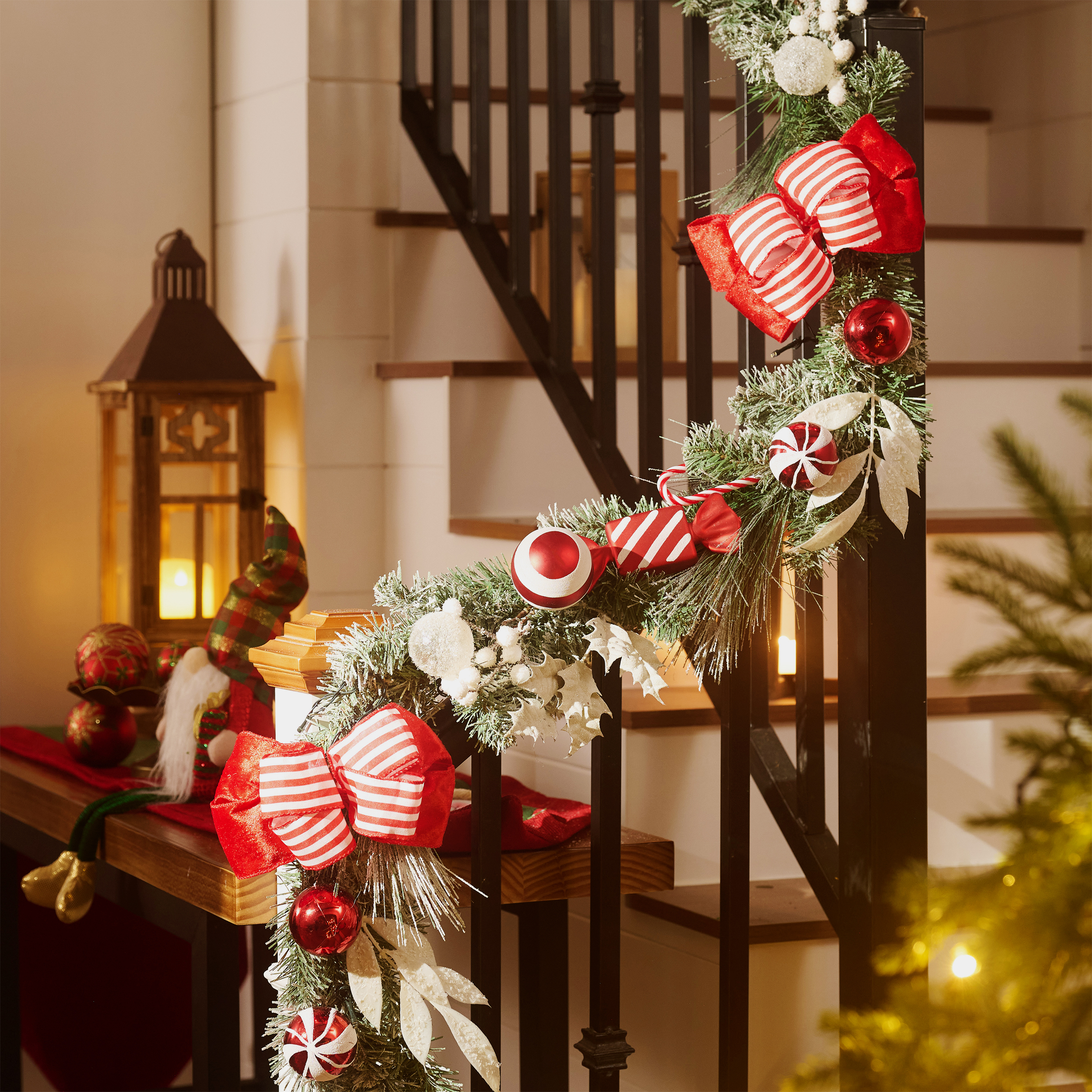 Valery Madelyn 6ft Pre-Lit Red & White Christmas Garland photo 3