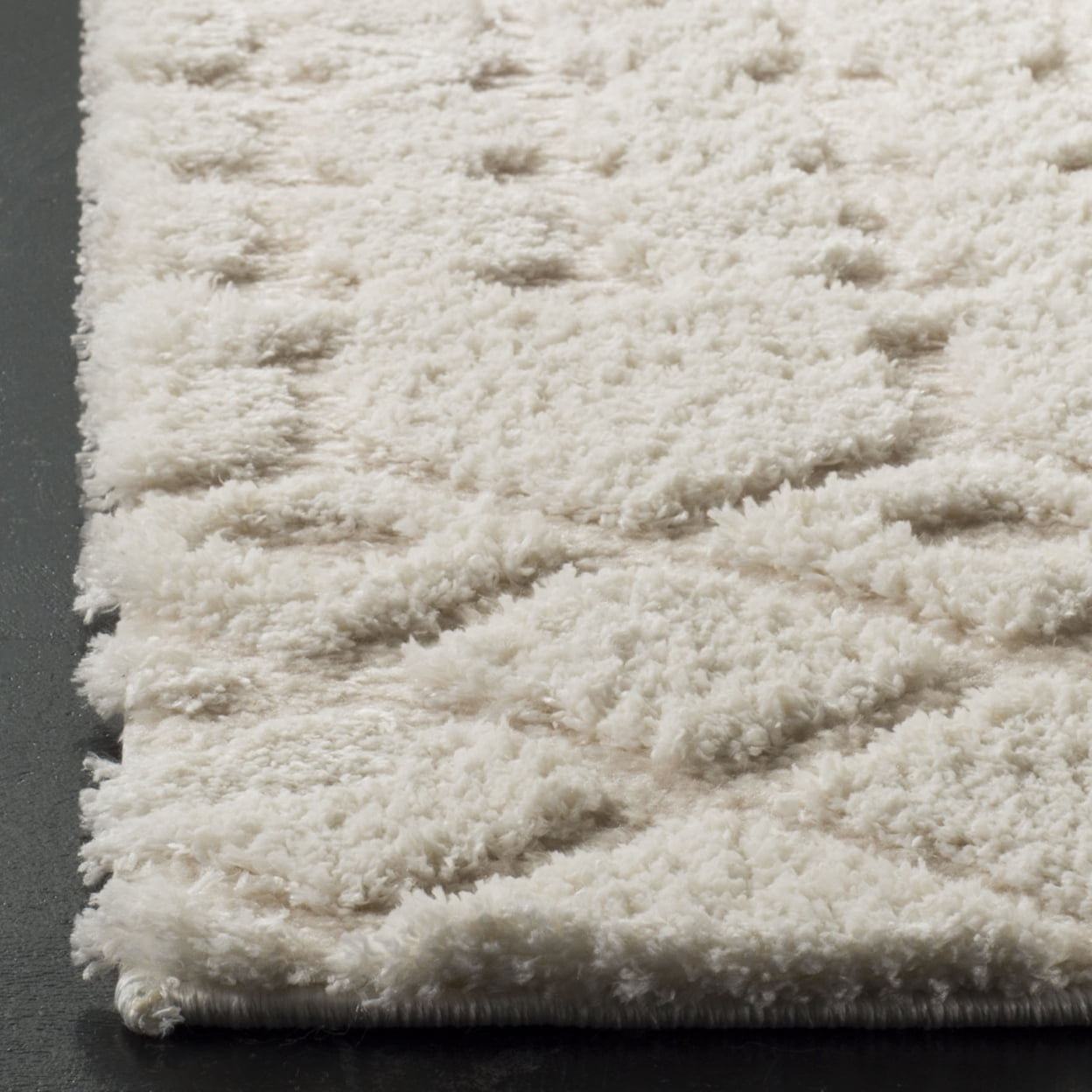 SAFAVIEH Sparta Stewart Geometric Polyester Shag Runner Rug, Cream, 2'3" x 8'