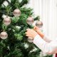 thumbnail image 1 of Juego de 6 Adornos Navideños: Bolas Pequeñas de 6 Cm con Diseño de Casita, Chapadas En Oro, de Plástico Irrompible, Ideales para Colgar En El Árbol o Decorar Cualquier Espacio., 1 of 6