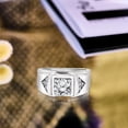 thumbnail image 2 of JeenMata Anillo de Bodas Exclusivo para Hombre con Halo Cuadrado y Moissanita de Corte Redondo de 1 Quilate en Oro de 18 K sobre Plata, 2 of 2