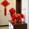 thumbnail image 3 of Encanto cultural: La mascota del Año del Caballo 2026 está diseñada en un estilo tradicional chino, con sillas de montar bordadas y crines de hilo dorado, que encarnan el estilo de las pinturas de cab, 3 of 6