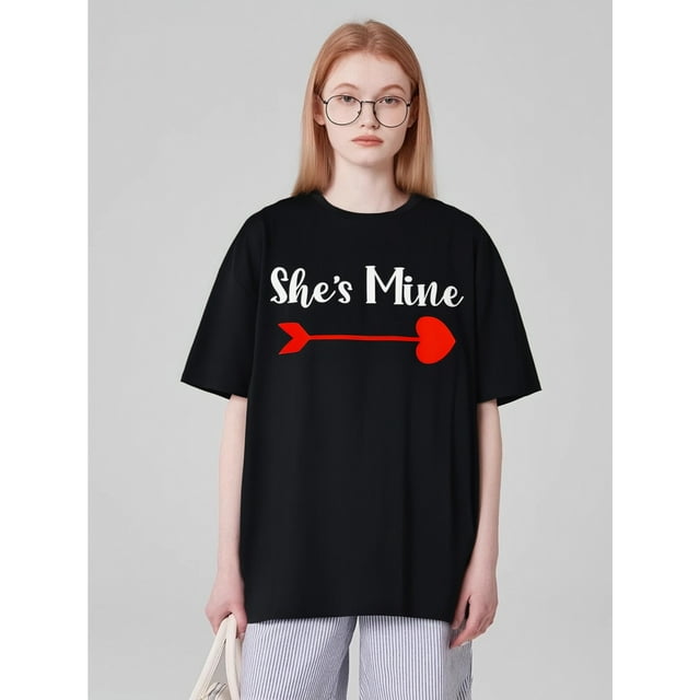 T-Shirts de la Saint-Valentin - "She's Mine" Ensemble Assorti, 100 % Coton, Col Rond Décontracté, Manches Courtes, Noir avec Design Cœur Rouge, Parfait pour les Couples, Tenue de la Saint-Valentin Fête des Pères, Mois