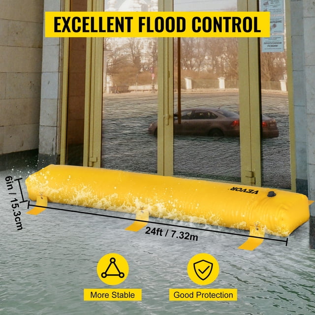 barrera contra inundaciones vevor, 24 pies de largo x 6 pulgadas de altura, alternativa a bolsa de arena — barrera de agua amarilla VEVOR de lona PVC industrial, vista frontal 3/4 frente a puertas de vidrio; tubo inflado de 24 ft 7.32 m con válvula y tapa visibles, anillos en D y correas fijas, textura de PVC resistente al agua; diseñada para crear una barrera continua en entradas de garaje y controlar el agua, y suele emplearse como protección temporal de accesos durante lluvias fuertes.