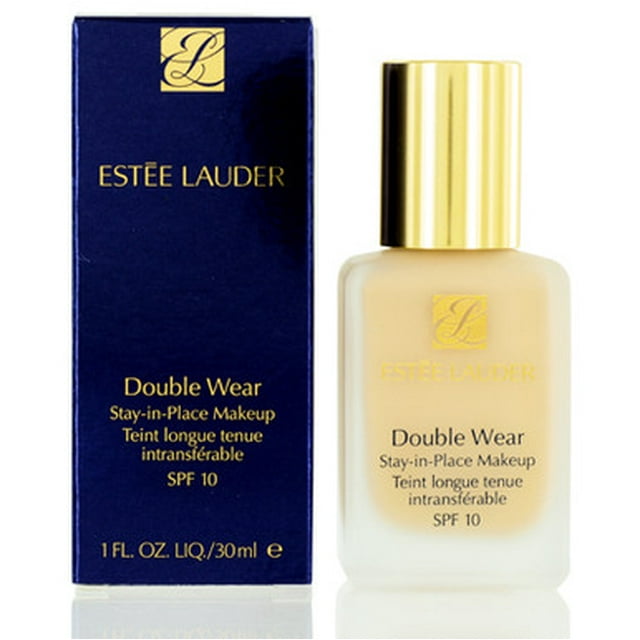 Estée Lauder Double Wear Maquillage Qui Reste en Place dans du Sable 1W2, Bouteille de 1 Once. un Fond de Teint Liquide Conçu pour Rester Frais et Impeccable par la Chaleur, l'Humidité et une Activité Sans Arrêt. le Produit Est Présenté dans une Bouteille en Verre Givré avec un Bouchon Doré, à Côté de Son Emballage Bleu Marine avec Lettrage Doré.