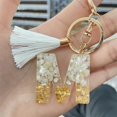 thumbnail image 2 of Llavero de letras brillantes con borla blanca, colgante de cristal epoxi, 26 letras del alfabeto inglés, regalo pequeño para bolso de pareja, 2 of 4