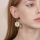 thumbnail image 2 of Pendientes colgantes circulares Yuxing con flores prensadas, 2 of 5