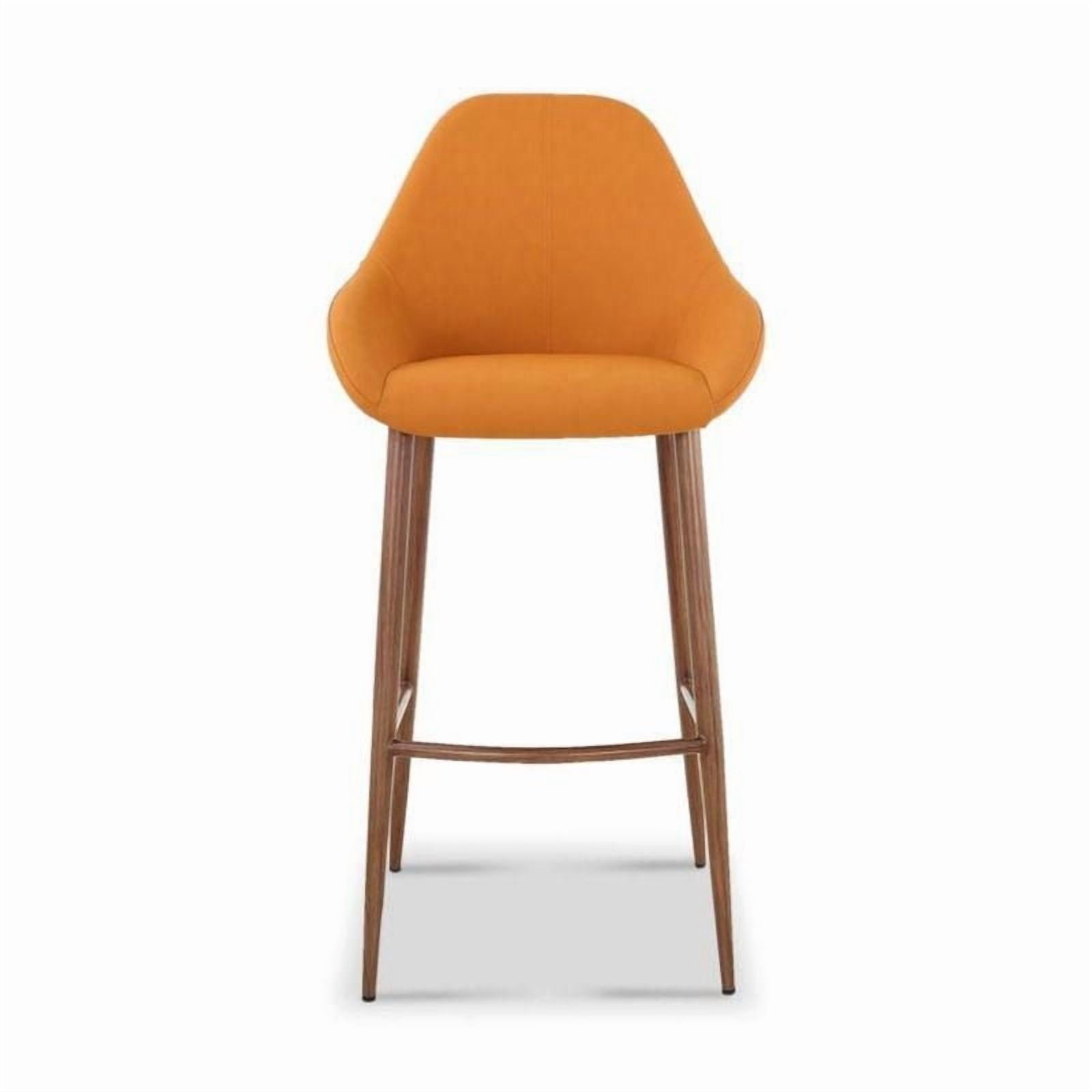 Plata Décor Nomura Chaise stylisée avec pieds en bois et revêtement en simili cuir.