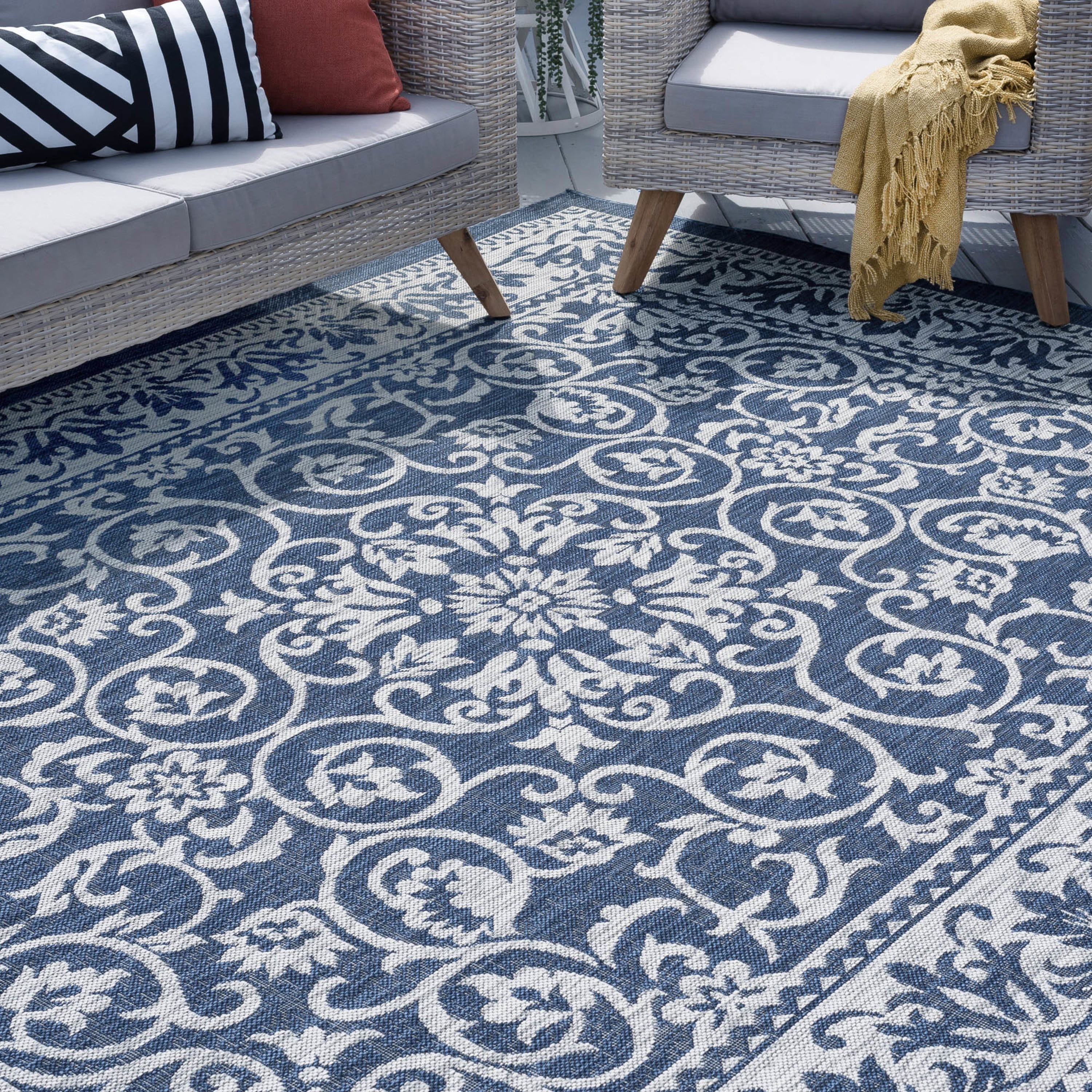 Transitional 5x8 Area Rug (5'3'' x 7'3'') Floral Navy, Light Gray