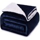 thumbnail image 1 of Manta gruesa de 130 cm x 160 cm, 480 g/m² cálida y cómoda, suave y esponjosa, oveja sherpa, lavable a máquina, fácil de manejar, regalo práctico, sherpa azul marino, 1 of 5