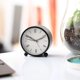 thumbnail image 4 of Reloj despertador redondo que no hace tictac, funciona con pilas y funciona con luz., 4 of 5