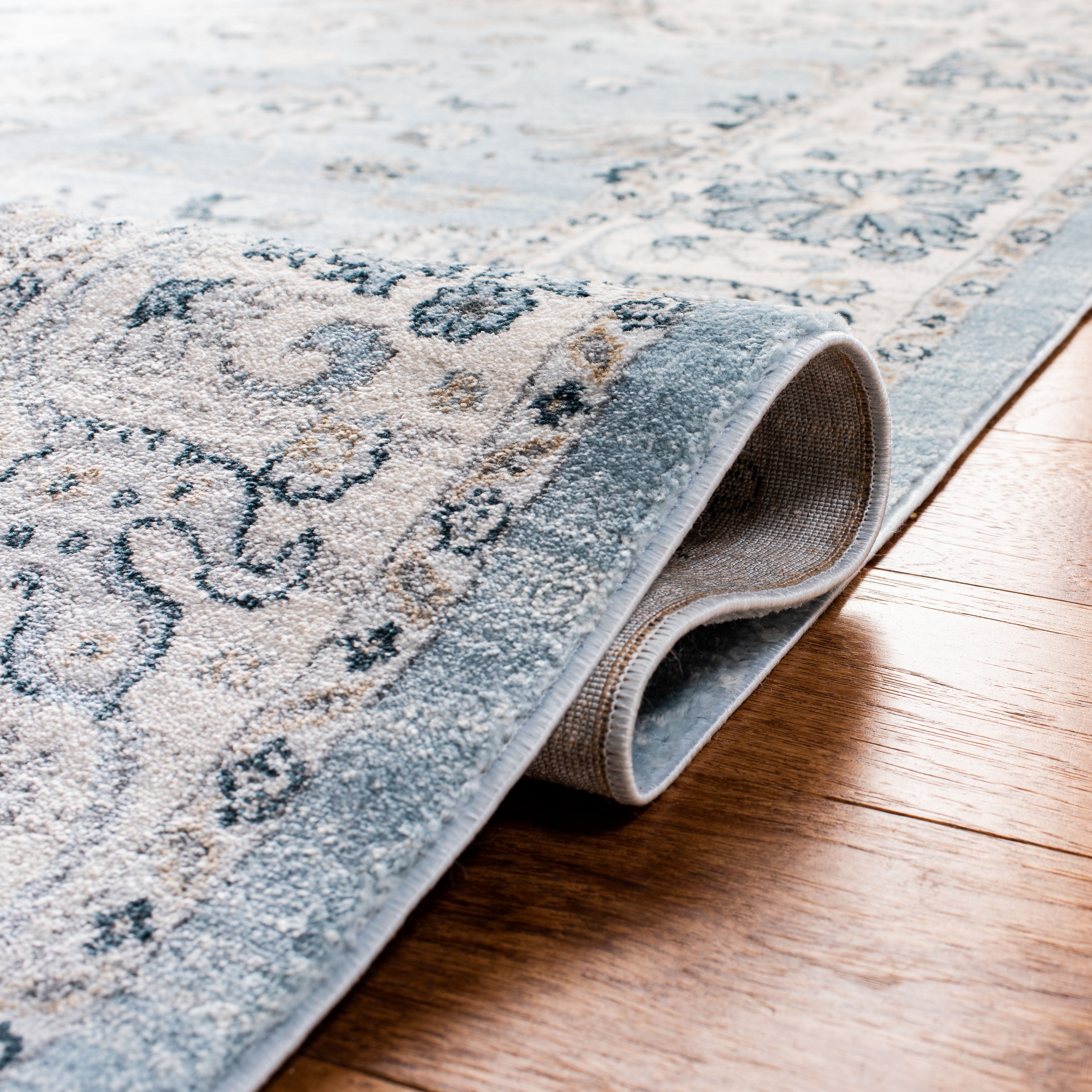 SAFAVIEH Isabella Kiana Oriental Area Rug, Light Blue/Cream, 5'3" x 7'6"