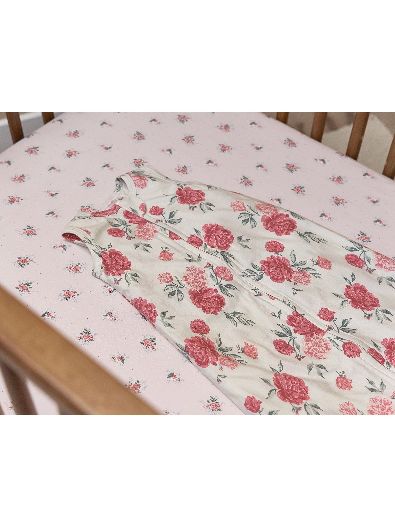 Modern Moments Light pink crib sheet with delicate dark pink roses for a charming look. OEKO-TEX 2013PK0176 AITEX